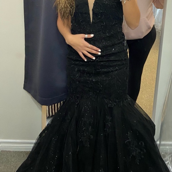 Elegant Black Evening Gown - Picture 5 of 5